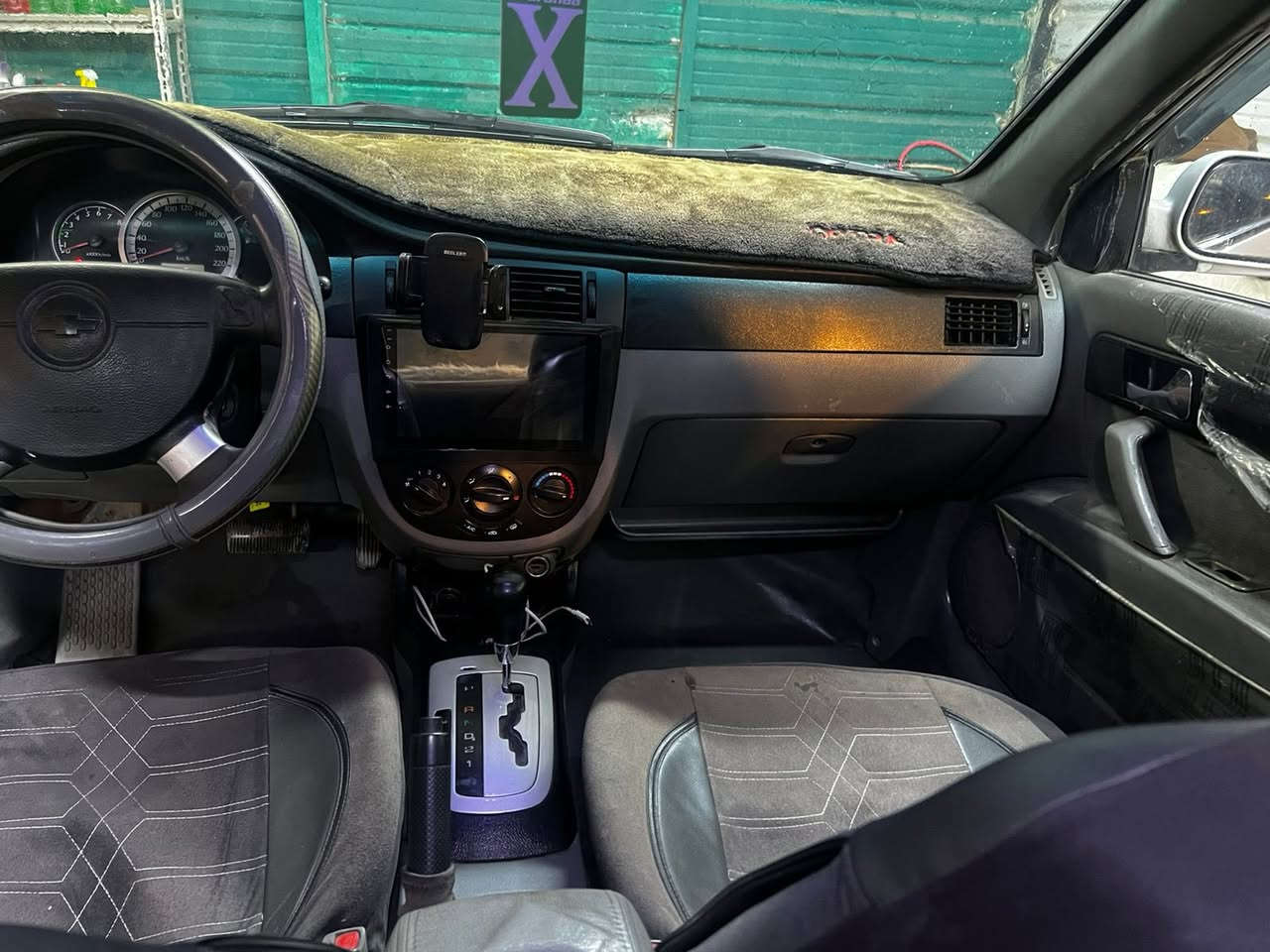 شيفروليه اوبترا 2006 (مواصفات أمريكية/LT) للبيع في بغداد، لون سلفر، محرك 1.6 لتر 4 سلندر بنزين مع ناقل حركة أوتوماتيك. السيارة ماشية 300,000 كم، صبغ عام، لوحة ديوانية خصوصي، ومقاعد قماش. للاستفسار والاتصال: *********** أو
