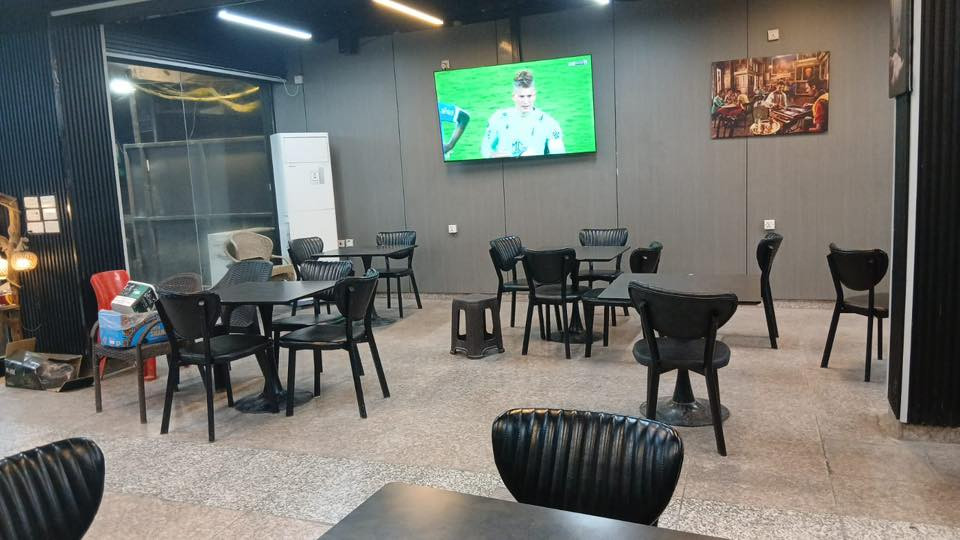 العرض اليوم بغداد موقع جديد #للبيع كوفي 
كراده داخل 
بيه 12 طاوله 
مساحه 200  متر
كامله اربع سبالت كنتوري انفيرتر 
شاشات عدد اربع حجم 75 
بارستا كامله من كلشي 
نراكيل 30 تقريبا طه كلهن
وبعد غراض بيها كوفي جاهز وشغال
الشراي يجي خاص
***********
***********
