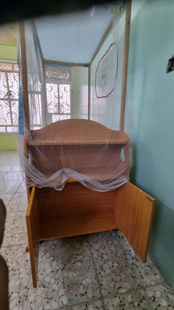 سرير اطفال جديد ومرتب من عمر سنه لل٤سنوات دوشك جديد ويحتوي علا ٦جرارات العنوان الشعلة الرحمانية سعرة ٩٠وبي مجال ***********اتصال واتسب
