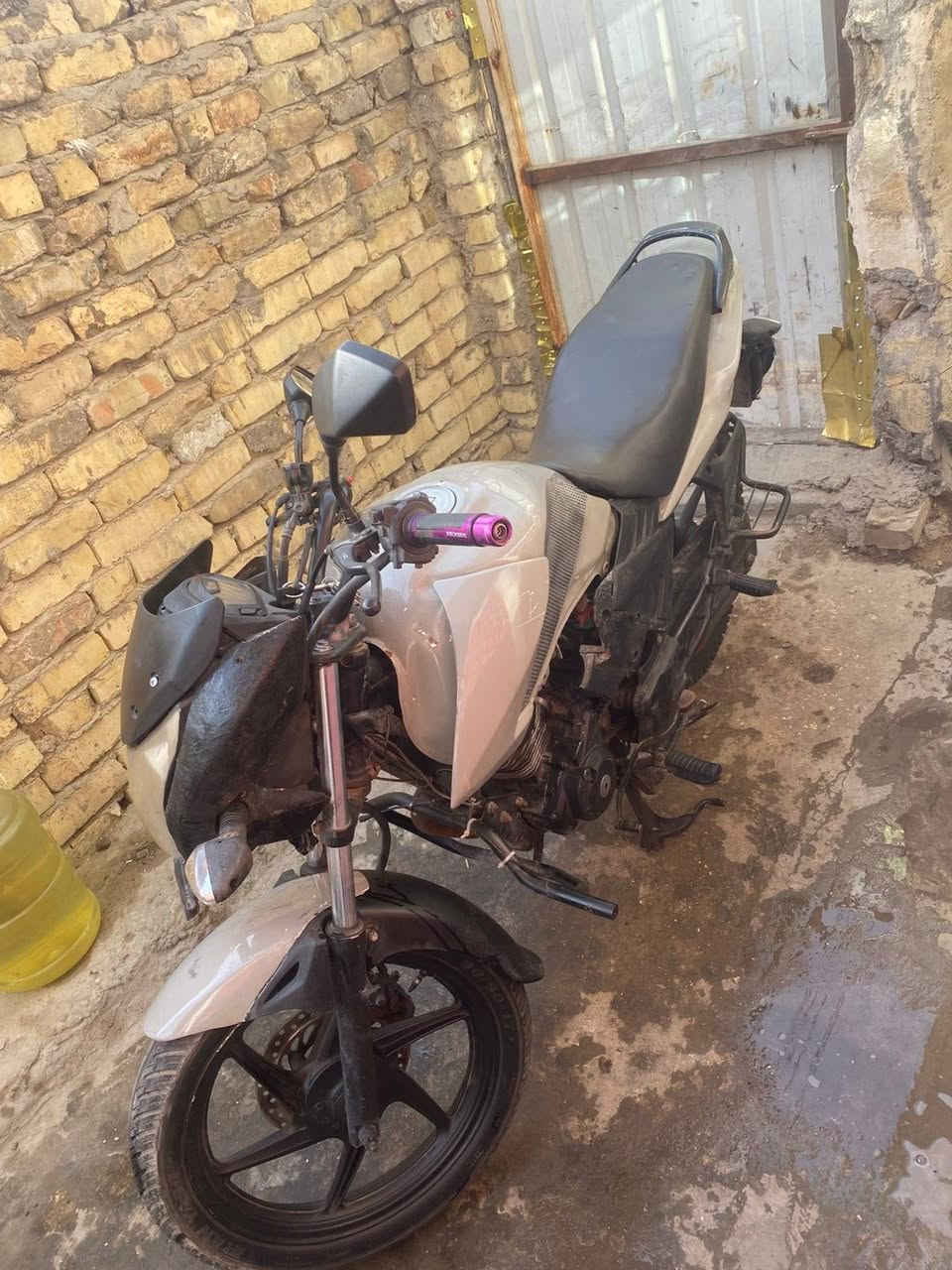 سلام عليكم دراجه هونداي هندي لل بيع مابيه اوراق فقط مكاتبه دراجه حلوه ونضيفه صبح ليل عصر نكره سلف لايت الامامي بس ناصي احمر ولاشابر كله تشتغل بس الاماميه اليمنه ضايعه
بيه عواج بل ماشه بس متشمر + الدسك الاممي مخلص هسه شوي طابك علي جاي يطلع صوت والمكينه مفتوح القبق مالته مبدل بيه بس الكلج السعر 750 بيه مجال 
الارقام 
واتساب ***********
*********** رقم ثاني 
ماتوجد على نت تصلو على رقم
