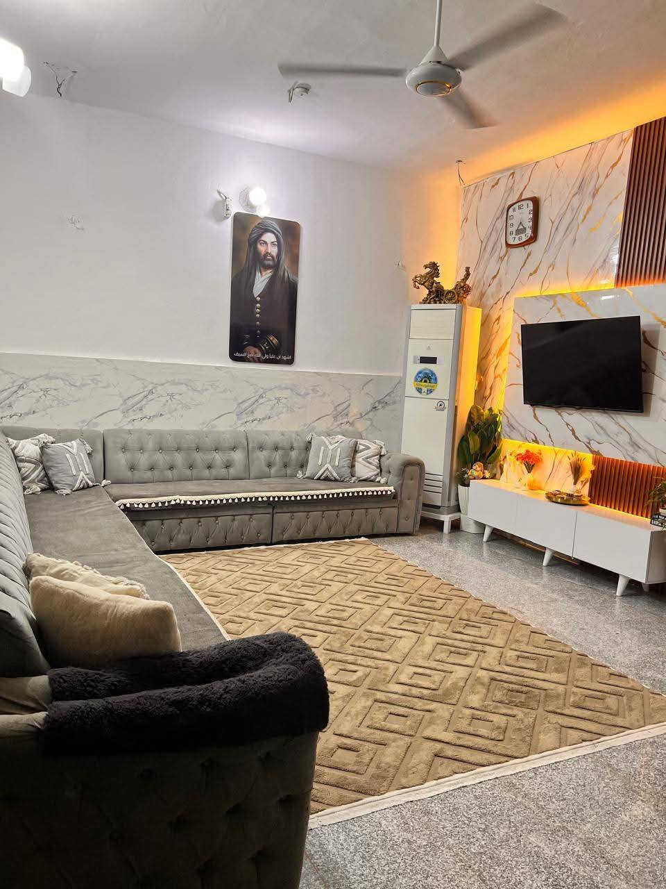 دار سكن طابقين مساحه 200م منطقة الحي العسكري يحتوي علئ ستت غرف نوم غرفتين في الطابق الاول واربع غرف في الطابق الثاني مع صالتين في الطابق الاول والثاني واستقبال ومطبخ وصحيات وحديقه وطارمه البناء من الطابوق والسقف صب كونكريت الارضيه كرانيت سنة البناء 2015 السند باسمي  موبايل 📱 ***********
***********
