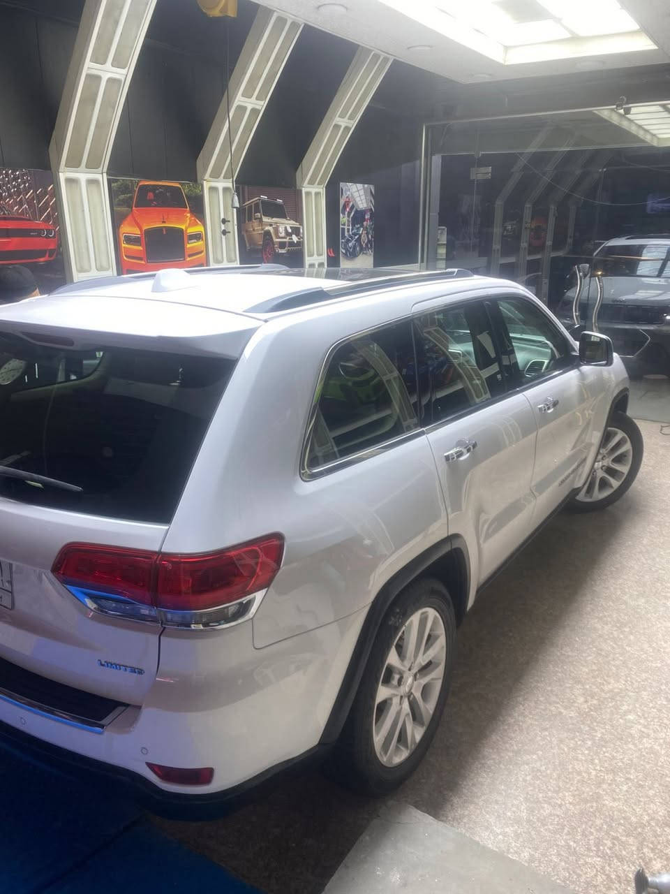 سلام عليكم عندي جيب للبيع خليجيه مديل٢٠١٧ مكفوله كفاله ماشيه ١٤٤ سياره جديده فول لمتد للخير بيهه قطعتين بارد عله كد إصبع فقط مامفتوح بيهه برغي رايدهه ٢٥٠ ورقه وبيهه مجال مكاني بغداد شعب رقمي ***********
