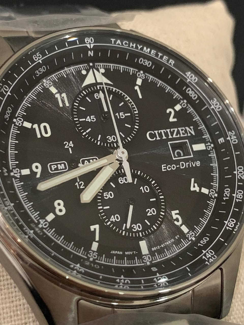 السلام عليكم.....
ساعة CITIZEN ياباني اصلي بطارية
شحن ضوئي ECO DRIVE 
سوبر كوارتز 
ستوب وج 
كرونوكراف 
نافذة للعرض التاريخ
سناتر شغالة 
أميال وارقام فسفوري 
سنتر ثواني ثانوي 
نظام ٢٤ ساعة 
القطر ٤٣
مقاوم للماء ١٠٠م 
سير حديد ستانلس ستيل معلم 
جديد غير مستعمل مع العلبة الأصلية وبطاقة الضمان 
السعر ٢٠٠$
يوجد توصيل ***********
