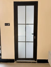 نعمل احدث انواع الابواب والشبابيك الألمنيوم باجود الانواع والتسليم عند...