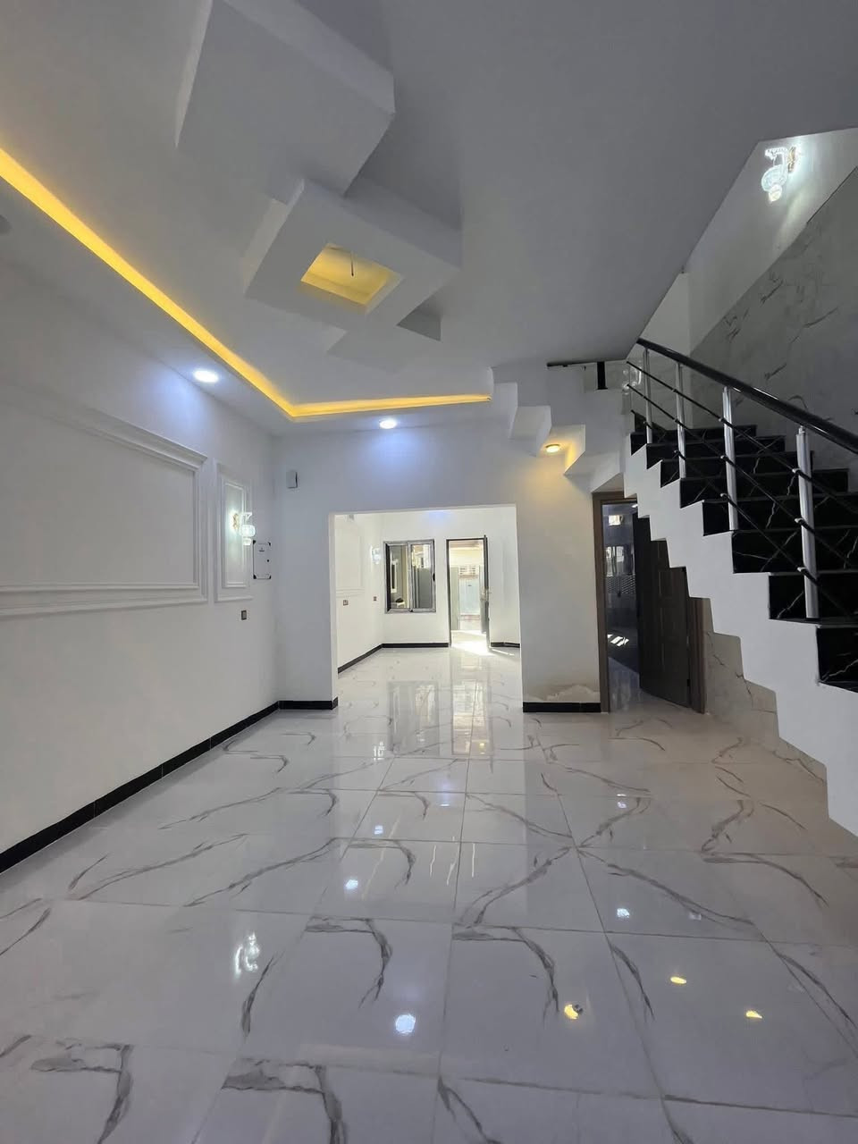 السلام عليكم ورحمة الله وبركاته #مكتب_الغوالي
بيت للبيع في حي الاخاء خلف كنيسة تايتنك على شارع 15م موقع مميز 

🔹 المساحة : 100م طابقين 4 غرف نوم 

🔹 بناء حديث زيرو تسليم فوري مفتاح 🔑 

🔹 اساس البيت ومراحل البناء مصورة بالكامل 🎥

🔹 سند طابو الزهور شرط التحويل وشرط قرار تمليك

ط1 : كراج ، استقبال ، هول ، مطبخ ، غرفة ، صحيات

ط2 : ثلاث غرف نوم ، صحيات ، سطح ناصي وعالي

مُجهز بالكامل بكافة الانظمة الحديثة -

دكتات - سبالت - غسالات - انترنيت - دشات - كامرات

للأستفسار آكثر مراجعة #مكتب_الغوالي الكائن في حي السماح الاركان قرب مدرسة السماح الأبتدائيه وقرب مول القمة على شارع 20 او الاتصال على الارقام التالية

***********

***********
