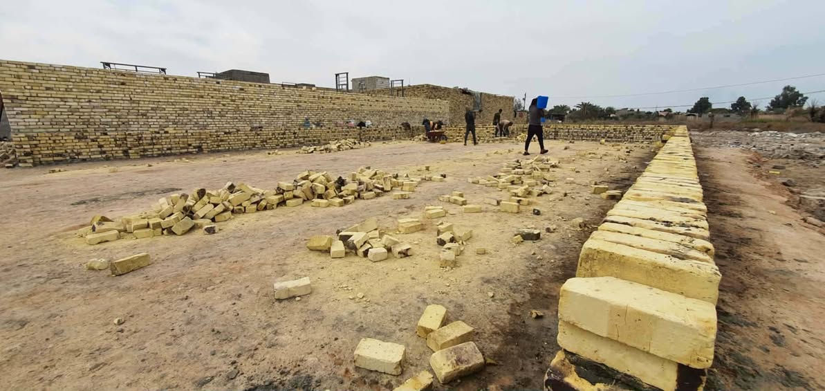 اللهم صل على محمد وآل محمد 🤲🤲🤲
دار للبيع مساحه ٢٦٠ تجعيب طابوك الارتفاع متر غرفتين وصاله ومطبخ واستقبال البناء بلوك كلاب معكود بي غرفتين وصاله ومدخل وصحيات داخليه ومطبخ حار باقي بس مطبخ بارد وستقبال بدون عكاده  قياس الغرف ٥× ٤ صافي قياس الصاله ١١ × ٤ قياس المدخل ٤× ٣ قياس المطبخ ٥×٤ قياس الستقبال ٧×٤ وقياس الكراج ١٠٠ متر مربع بيت كلش جبير  صور البناء كله موجوده من الدفان لحد العكاده   موجوده بتعليقات عنوانه براكيه شارع المعمل قرب جامع الخزاعل بجه المستوصف يبعد عد الشارع 150 متر
بجه المستوصف السعر ب  25  وبي مجال قليل 
أرقام ***********
