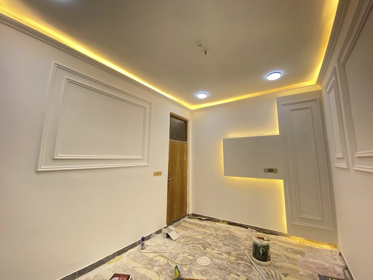 كادر نعمل كافة انواع الديكورات الداخليه والخارجيه فوم بوردكس جبس سقوف ثانويه وكافة انواع الاصباغ وطلس وشغل درجه اوله للاتصال *********** او مراسله الصفحه
