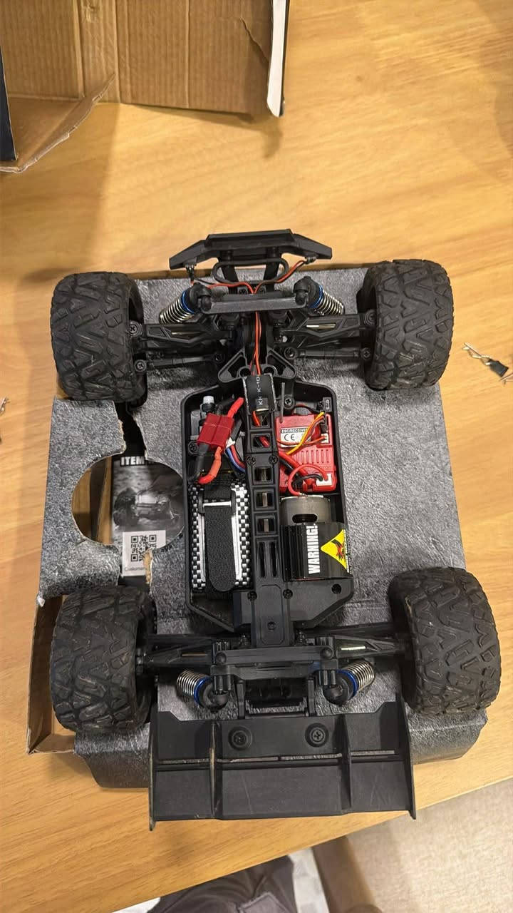 قياس 1:18 برشد سرعة 40 كيلو 
السيارة استخدام قليل جداً بيها فطر بالبدي صغير فقط
 خلي سعر وبالعافية
توصيل موجود


**إذا كنت صاحب هذا الإعلان وتريد حذفه لأي سبب، رجاءا أرسل رسالة إلى الدعم الفني**