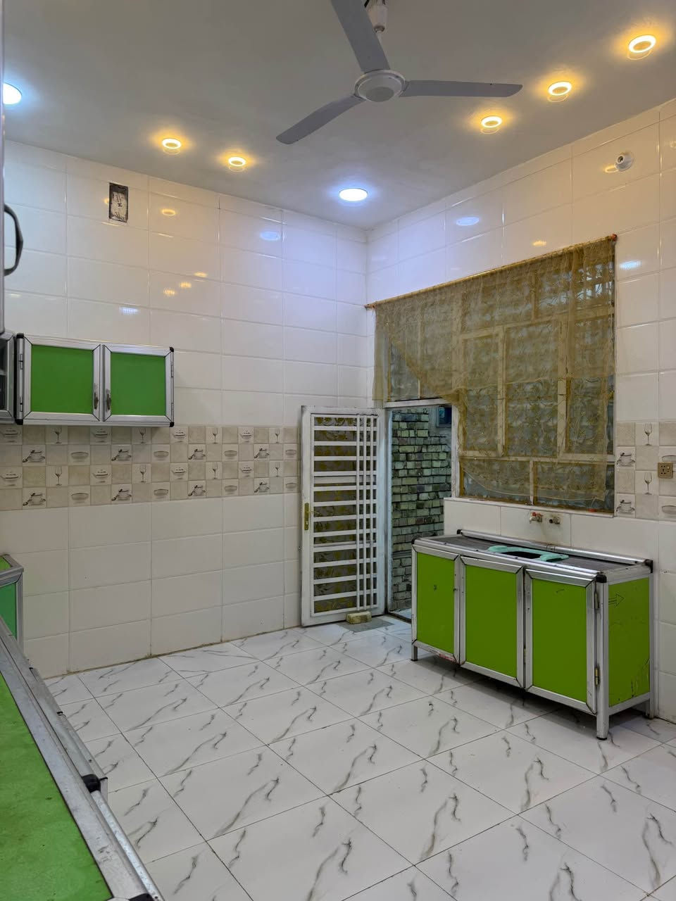 بيت 200متر للبيع بناء حديث غرغتين وصاله واستقبال وصحيات وكراج سيارة في منطقة سيد جميل خلف مدرسه الحشد للاتصال 
*********** عمارة, ميسان
