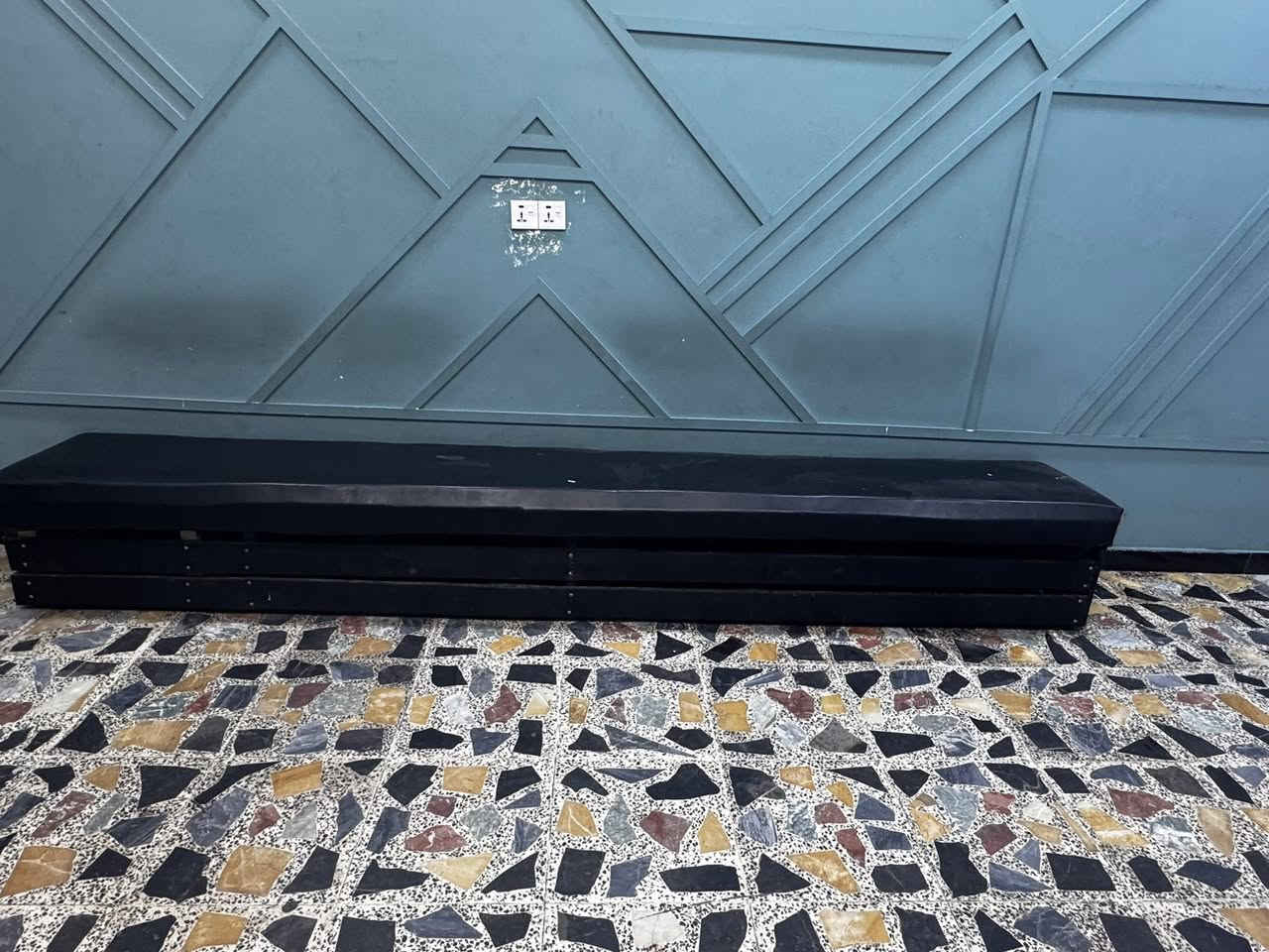 جلسه محل حلاقه شاصيه حديد مركومه خشب  على طوله مدوشمه سفنج طبقه عاليه مثل ما موضح بل صوره جلسه كلش قويه مال 10سنوات  طوله 340سم متر يعني ثلاث امتار  و40سانتيم للستفاسر اكثر التواصل على الرقم  متواجد واتساب ***********

ملاحضه :الموشراي لا يتصل رجاً
