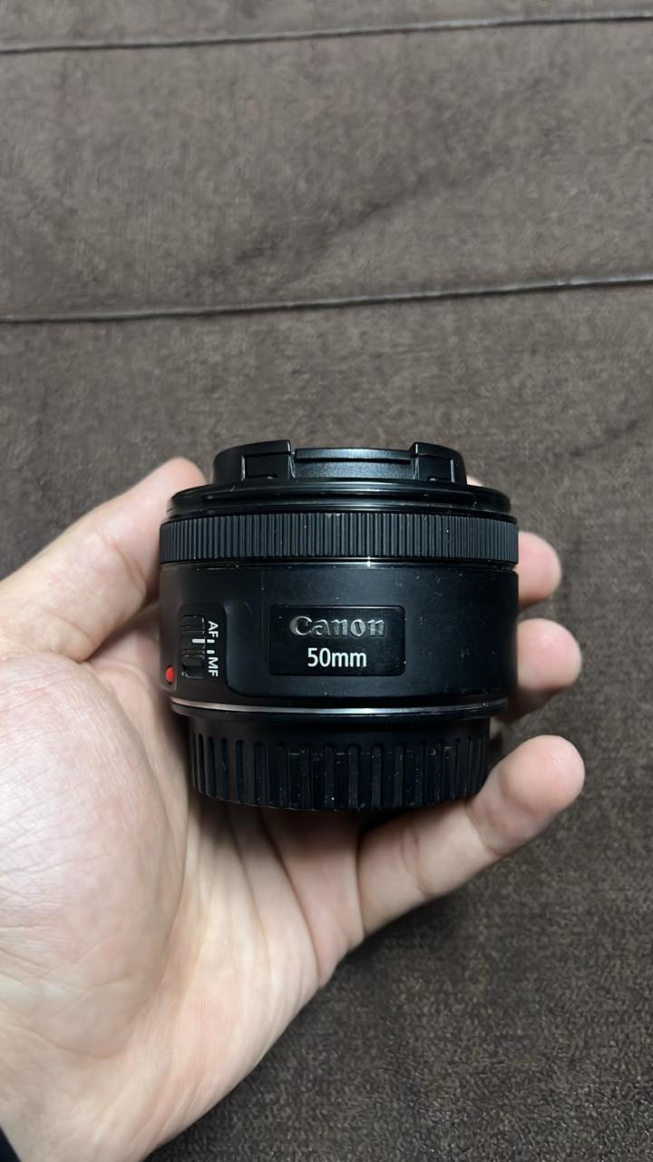 بطاريات كانون عدد 3 مع شاحن عدد 2 وعدسة كانون 50 ملم للبيع تواصل خاص او اتصال على رقم ***********
