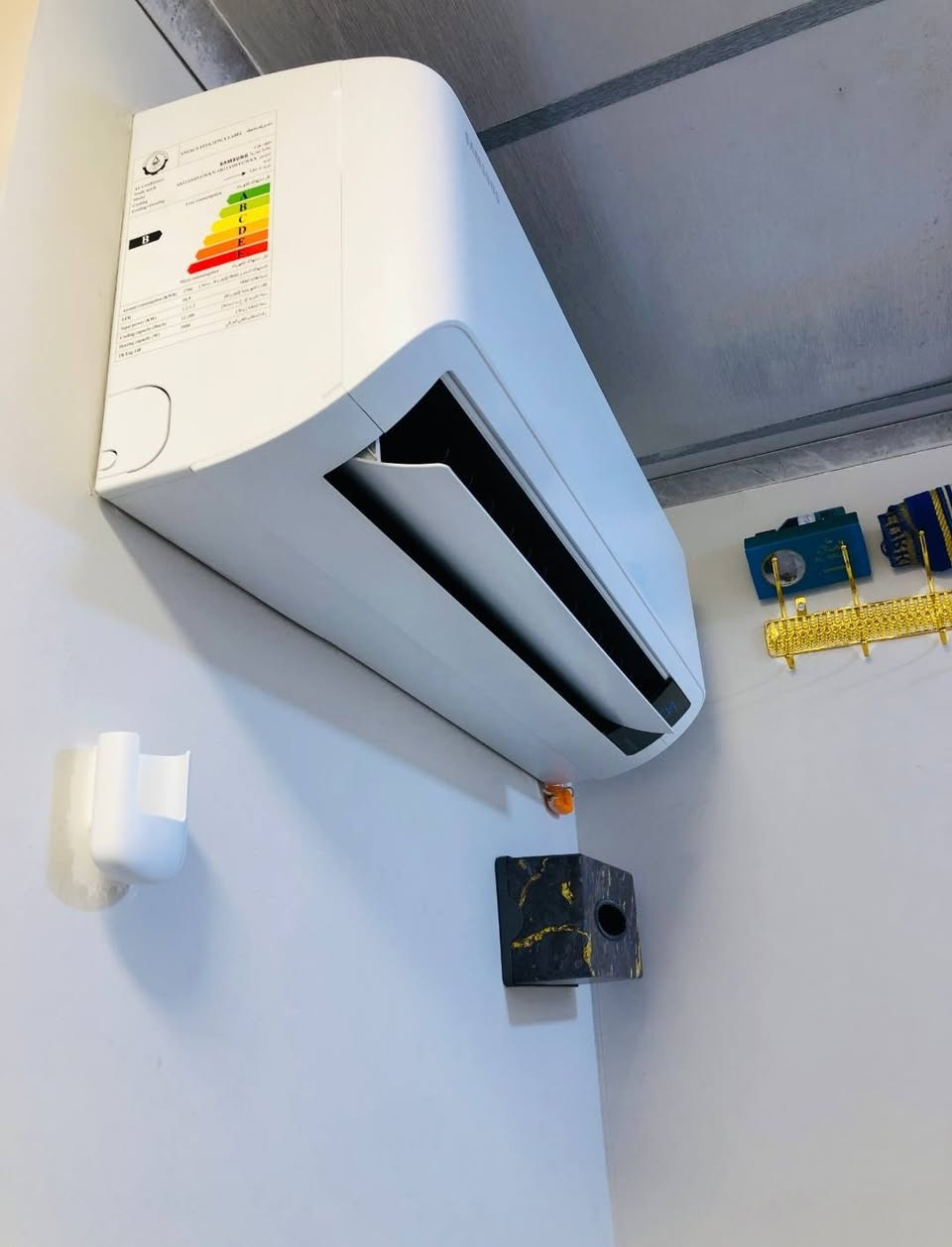 سبلت سامسونج إنفرتر (1 طن) - بحالة الوكالة! ❄️
​سامسونج إنفرتر (Samsung Inverter) الأصلي، حجم 1 طن، تبريد ثلج وتدفئة نار، بنظام ذكي واقتصادي جداً.
​🌍 بلد الصنع: سامسونج الأصلي - صنع في أندونيسيا (تايلاندي)، جودة ومتانة مو تجميع تجاري.
​🔥 تحمل درجات الحرارة العالية: مجهز بكومبريسور استوائي ثقيل يتحمل درجات حرارة قاسية جداً تصل إلى 54 درجة سيليزية، يشتغل بكفاءة عالية ويبقى التبريد مستقر وثابت بدون أي فصلة بلهيب الصيف.
​⚡ نظام التحكم بالأمبيرية (خمس مراحل): السحب والتثبيت يبدأ من 2 أمبير، 3 أمبير، ويصعد لحد 5 أمبير فقط، ويشتغل على المولد وعلى الوطني بكل استقرار (مرفق بالمنشور صور للجهاز وهو شغال ومثبت على الأمبيرية أمامكم)، يعني يشتغل على أقل إشتراك مولد وينسيك فصلة الجوزة تماماً!
​🧪 نوع الغاز: يعمل بغاز R410a الأصلي (اقتصادي وبكفاءة تبريد عالية).
​🛠️ شرط الفحص والتشغيل: الجهاز مشدود وجاهز للفحص أصولياً؛ المشتري يجي يعاين ويشغل على المولد وعلى الوطني ويتأكد من الكفاءة والتبريد بنفسه قبل أي شيء، والبيع بشرط التجربة والضمان.
​✨ حالة الجهاز والضمان: مستخدم شيء قليل جداً وبحالة الوكالة، السبلت أخو الجديد، جلخ واحد ما بيه، والقطع الداخلية والخارجية بحالة ممتازة وبشرط الفحص (تنويه: ضمان الشركة الرسمي بعده موجود وشغال للجهاز، وسعر الشراء الأصلي 750,000 دينار).
​💡 تنويه للشراي الصامل: تلقي أرخص بس ما تلقي مثل هالمواصفات والنظافة والضمان. النظيف يعبر عن نفسه والي يعرف الأصلي يقدر قيمته.
​📱 تشغيل ذكي عبر الواي فاي (Wi-Fi): التحكم بالسبلت وتشغيله أو إطفاؤه من الموبايل حتى وأنت خارج البيت!
​🎛️ تحكم كامل عن بعد: تحكم مريح وسلس بكل الخصائص والمودات عن بعد باستخدام الريموت.
​📊 كفاءة عالية: سعة تبريد فعلية تبلغ 12,200 BTU/h مع تدفئة قوية جداً.
​🔍 الموديل بالكامل: AR12ASHYGWKN.
​سبب البيع: عدم التفرغ.
​❄️ الموقع: الموصل - حي الانتصار - على الشارع العام - مقابل مدخل القدس
💰 السعر المطلوب: 600,000 دينار (وبيه مجال للشراي الصامل)
​للتواصل والاستفسار (واتساب):
📱 ***********
📱 ***********

