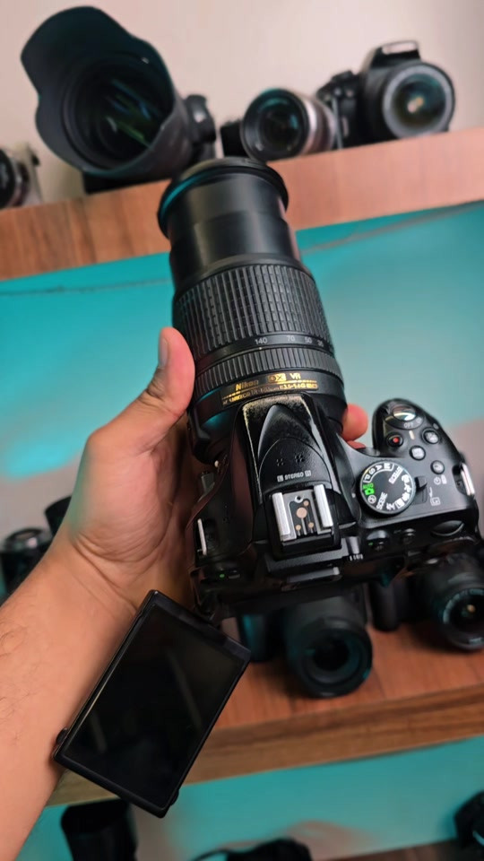 كاميرا عملية وعدسة شاملة تغنيك عن تبديل العدسات بكثير من الاستخدامات كاميرا Nikon D5200 عدسة 18-140 VR الأصلية ✅ دقة 24 ميكابكسل✅ شاشة متحركة✅ تصوير فيديو Full HD للحجز والاستفسار مراسلة واتساب  *********** *********** #كاميرات #نيكون #كانون #سوني 
