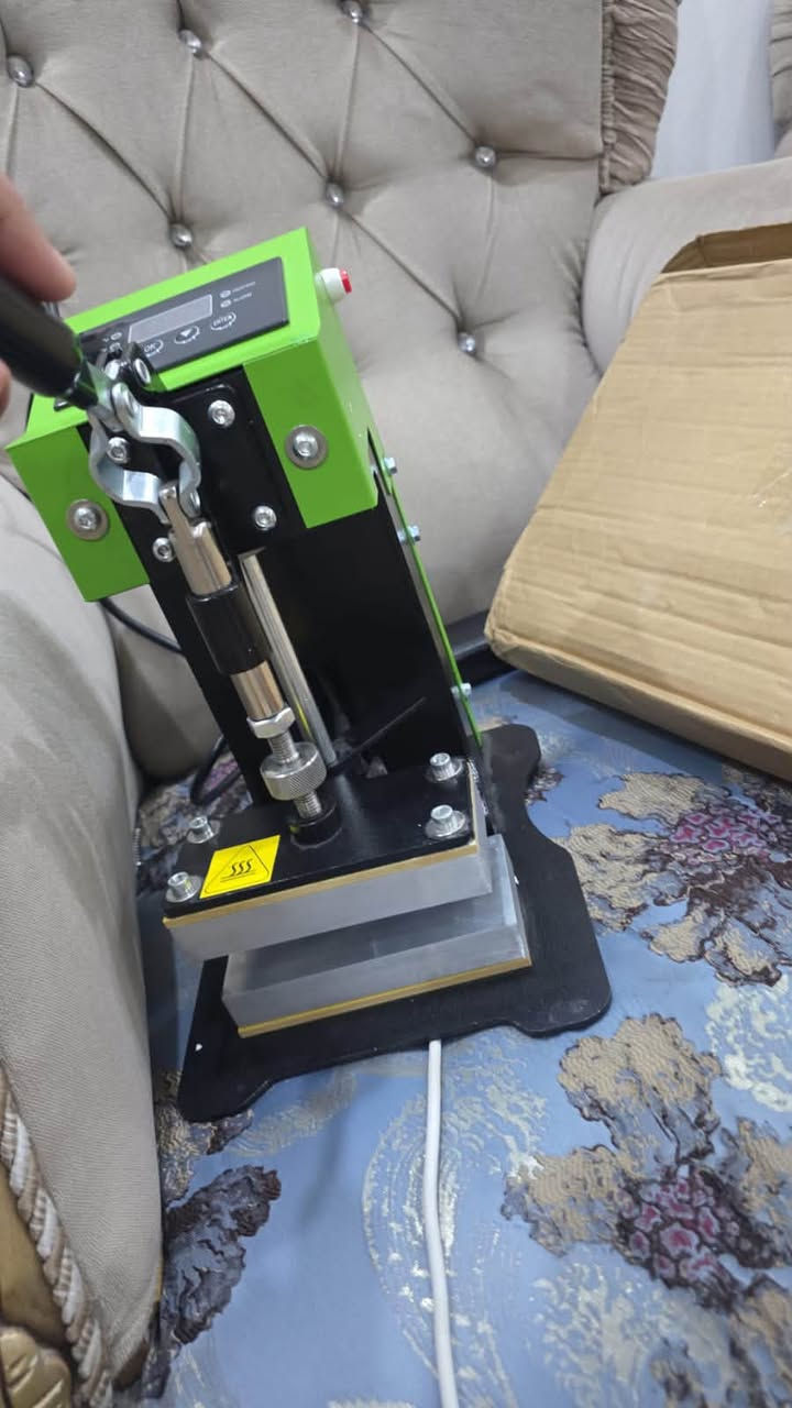 مكبس حراري يدوي صغير (Rosin Press / Heat Press).
تُستخدم هذه الآلة بشكل أساسي لتطبيق ضغط عالٍ وحرارة متساوية على المواد الموضوعة بين الصفيحتين المعدنيتين (العلوية والسفلية)

السعر 225 

للتواصل ***********
او مراسله الصفحه
