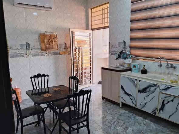 سلام عليكم للبيع زراعي مشمول بالتطويب مرقم كوت حي الخضراء مقابل المعارض البيع المباشر المساحة 250 متر طابق واحد غرفتين نوم واسقبال وصاله ومطبخ وصحيات داخليه وخارجية ومناور عدد 2 وكراج وحديقه بناء درجه اولى للاستفسار ***********
