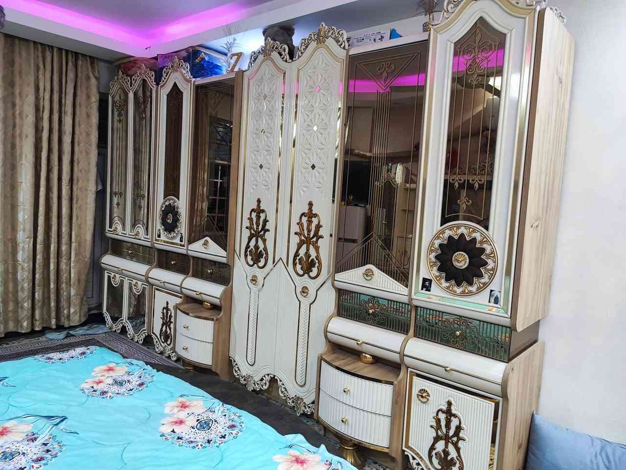 السلام عليكم عندي غرفه اخشاب تركي ادعش قطعه مع ميز بلازما العنوان  بغداد مدينه الصدر السعر مليونين ***********
