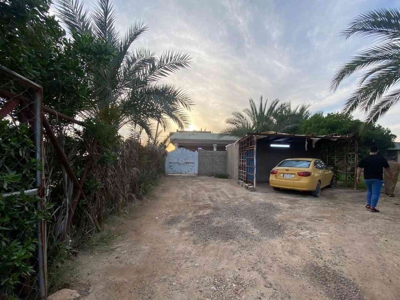 دونم طابو مع منزلين على طابو المحموديه  مقابل مفرق يوسفية الدولي
السلام عليكم

 دونم ركن طابو زراعي سند 25  على ثلاث اركان تبليط يحتوي على وحدتين سكنيه مفصولتان متجاورة وحديقة من جهتين كما يحتوي على شارع خاص للدونم ونهر اروائي جاهز لمشروع تجاري او صناعي او سكني نافذ على مدخلين من الدولي 

مساحة المنزل الاول / 200م

مساحة المنزل الثاني/ 200م 

الموقع / بغداد ناحية الرشيد مقابل مفرق السريع الدولي مدخل الجسر الاول او مدخل الدولي الذي يسير من الحولي  كما يبعد دقائق عن الطابقين والدورة  واصله خطين ماء وخطين كهرباء تبليط مدارس

***********

***********
