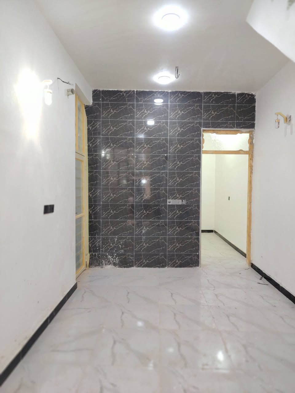 50 متر للبيع
_طابو زراعي سند 25 قرار محكمه مرقم ومشمول بالتطويب
_قريب من الشارع العام بالخط الاول مسافة 100 متر 
_بناء طابوق نهروان جمهوري صب تسليح مركزي اساس وسقف السطح مطبك شتايكر 
_غرفه وصاله ومطبخ وصحيات داخليه 
خدمات كامله ماء كهرباء تبليط خط مولد سوك مدارس اهليه وحكوميه انترنيت
بسعر 26 وبي مجال
عنوان البيت نجف مقابل ملحق قرية الغدير 
للاستفسار اتصل على *********** أو مراسله واتساب
