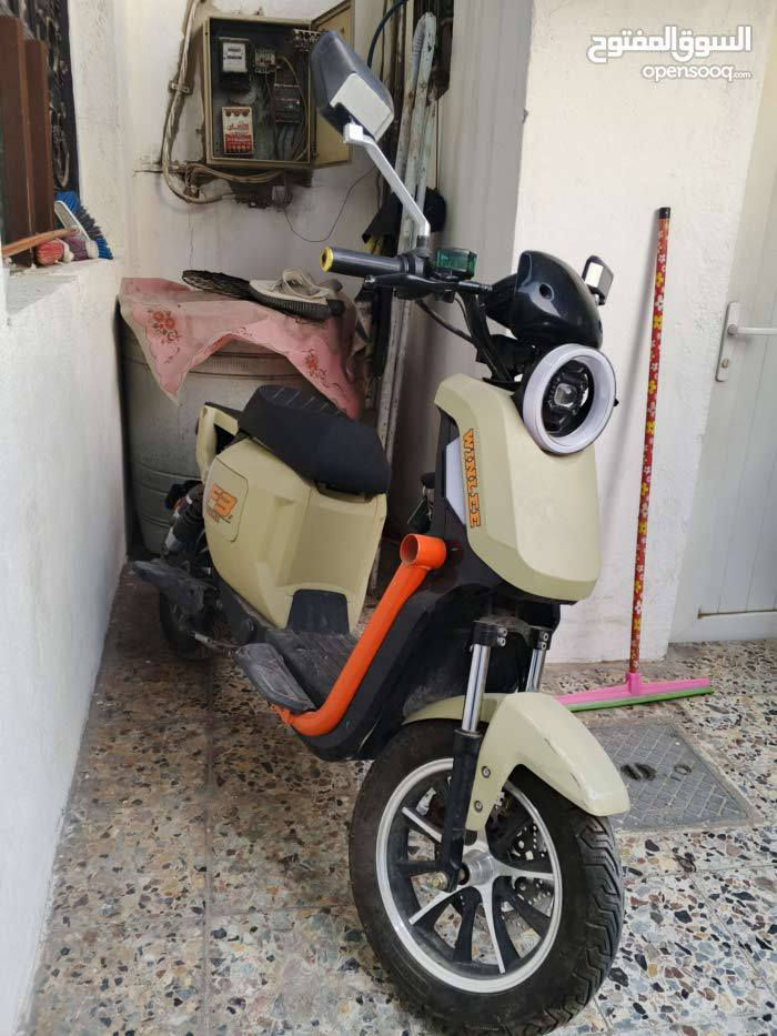 دراجة سكوتر شحن winee F3 السعر 300 و بيها مجال 

المواصفات : 5 بطاريات 2000 واط وزن الدراجة 58 كيلو بريك امامي و خلفي بيها البطاريات عطلانات الرقم *********** العنوان بلديات
