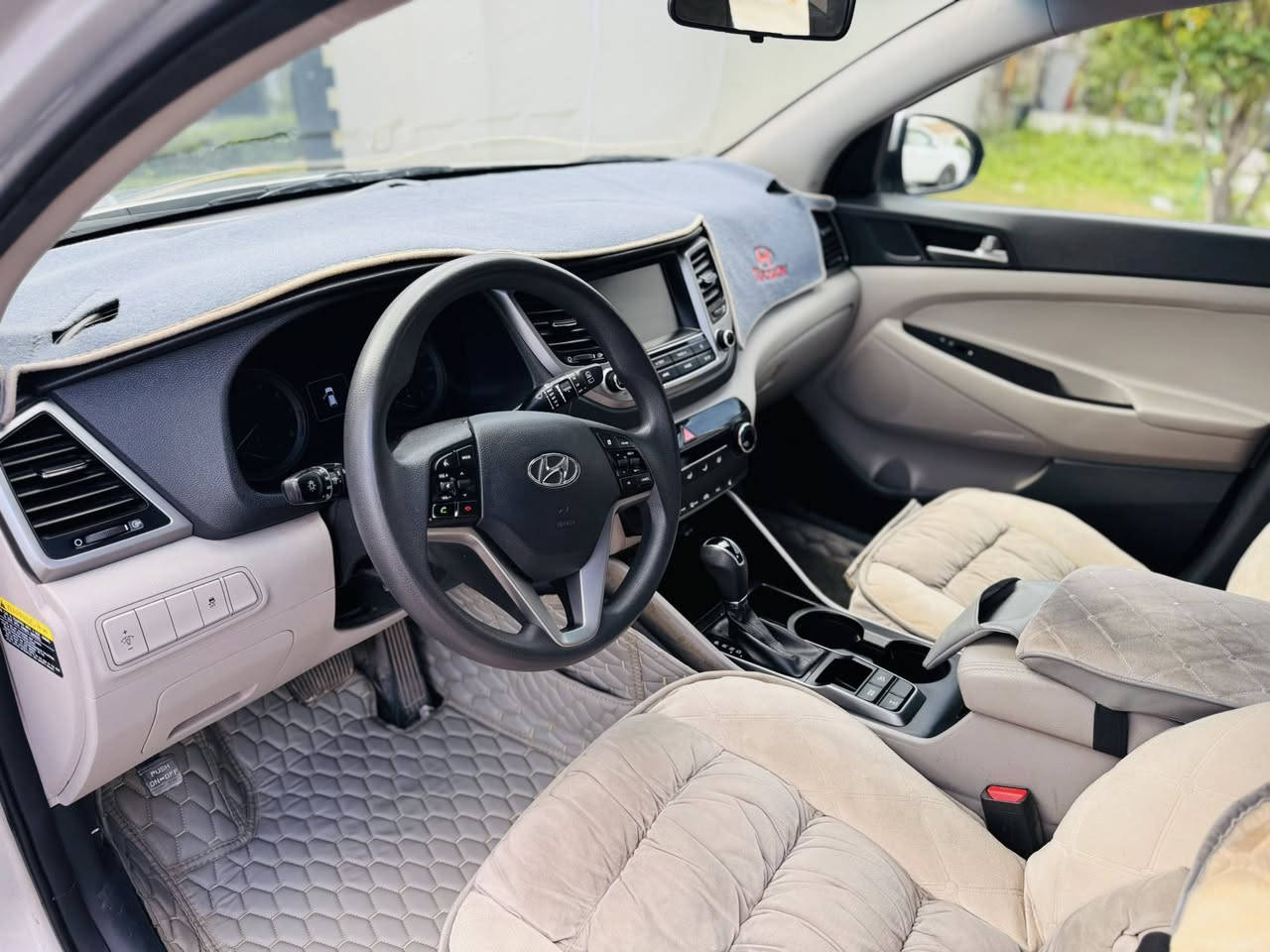 السلام عليكم
توسان ٢٠١٨ - وارد امريكي 
سعرها ١٥٦ ورقة 
باسمي / شرط التحويل 
المحرك ٢٠٠٠  
ماشية ٨٤ ميل
لون سلفر 
تحكمات بالستيرن
شاشة AppCare play 
كامرة 
كشن السايق كهرباء
الضرر : جاملغ السايق + الصندق ..تبديل اصلي بدون صبغ بدون دواخل بدون اي تاثير
و بيها بارد قليل جدا بالباب و بحافة البنيد

السياره جاهزه و على ايدي صيانة دورية و كل قطع غيارها من الشركة.
ملاحظة : استهلك فقط بانزين عادي ، فقط فترة الصيف استخدم بانزين محسن ومرات اخبط. و تكدر تجرب بنفسك من تشوف السياره. 

مكان السيارة 
بغداد - العامرية 
***********
