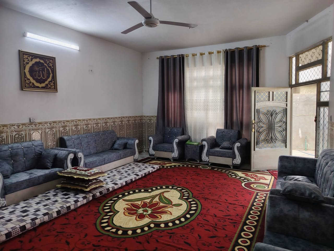 يالله سلام عليكم دار للبيع بغداد المدائن منطقه الحضاريه زراعي على قرار ٢٥ خدمات كامله تبليط كهرباء الدار طابقين يحتوي على أربع غرف نوم الطابق الأول يتكون من غرفتين نوم وصاله واستقبال ومطبخ وكراج سيارة صحيات داخلية خارجيه والطابق الثاني غرفتين نوم وصاله بيتونه باقي تفاصيل بل منشور بناء حديث منطقه الحضاريه خلف عياده محمود أبو أنس السعر ١٣٠ وبي مجال للاستفسار الاتصال على الارقام *********** أو *********** وات ساب علماً مساحه ٣٠٠ متر
