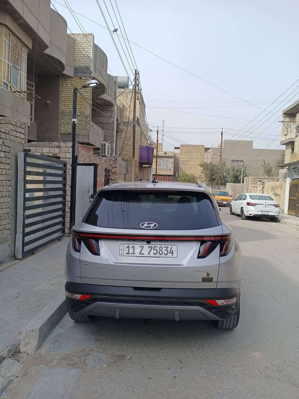 💎 توسان هايبرد 2024 ليمتد (Limited) VIP أعلى فئة 1/1  موديل 2024، أعلى فئة بالوارد الأمريكي (Limited)، سيارة نظيفة جداً وجاهزة من كلشي.
 تقليل استهلاك وقود).
​نظام الدفع: HTRAC (دفع رباعي ذكي يسيطر بكل الظروف).
​المواصفات والرفاهية (Limited Edition):
​نظام الركن الذكي (Smart Park): تقدم السيارة وترجعها بالريموت بدون سائق (ميزة ممتازة للخروج من الأماكن الضيقة).
​الكاميرات: محيطية 360 درجة (4 كاميرات تعطيك رؤية كاملة لكل زاوية Bird Eye View).
​قيادة ذاتية ذكية، رادارات كاملة (أمامية، خلفية، وجانبية)، نظام الحفاظ على المسار، وتوقف اضطراري ذاتي.
​الداخلية: جلد أوف وايت (Off-white) ملكي ونظيف جداً، تبريد وتدفئة بالكراسي.
​الحادث: دعاميه اماميه تبديل القطع الأصلية.
​إيرباك (الدركة وبرده)
 السيارة جاهزة من كل الجوانب
​المكان: بغداد –المشتل
​السعر  215   ورقه قابل للتفاوض البسيط للجادين.
​📞 للاتصال والاستفسار:
​***********
