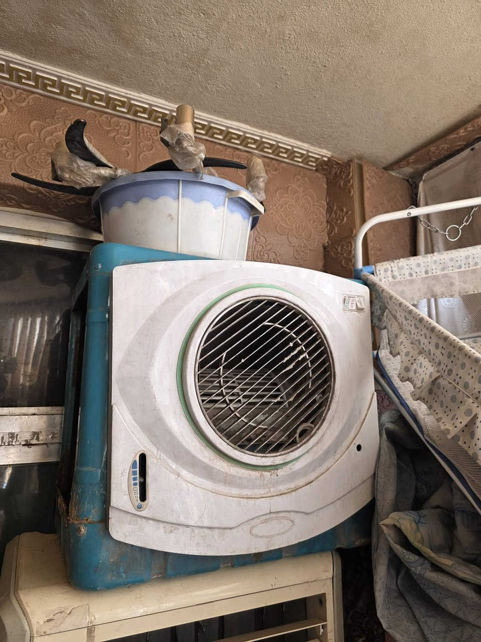 ميز تواليت صاج تكمه ثكيل قفل 50 ثلاجه حجم ثغير 6 قدم جديده ثلج قفل 75 مبرده حجم صغير هوها جدا قوي نقص بوب فقط نهايته 20 ليحب يتصل ***********
