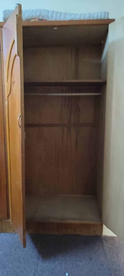 السلام عليكم عندي غرفه نوم خشب صاج اصلي ثقيل للبيع ***********
