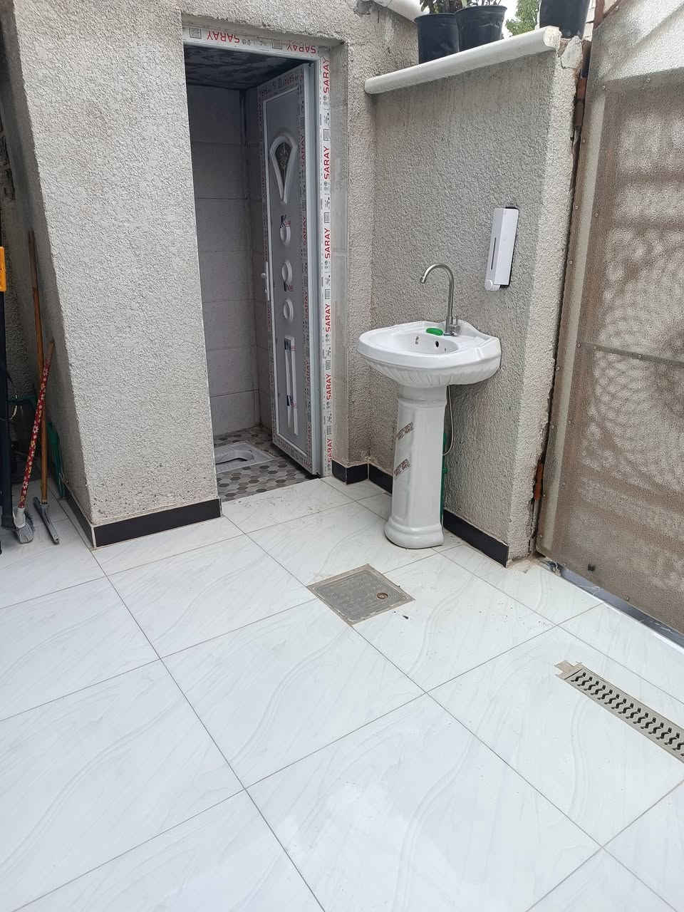 بيت.للبيع تجاوز 100متر طابق اونص منطقة حي البساتين مدخل المنطقة الي مقابل محكمة الشعب جامع المرتضى اول فرع على اليسار بدايت المنطقه استقبال.حولي غرفه نوم جوة . حمام 
طابق ثاني سكف سندويج ضد الحريق غرفة نوم.حولي حمام سطح 
إخوان مكلف بنشر رقم ابوالبيت ***********.يبعد على تقاطع الصحه 3دقائق مشي
