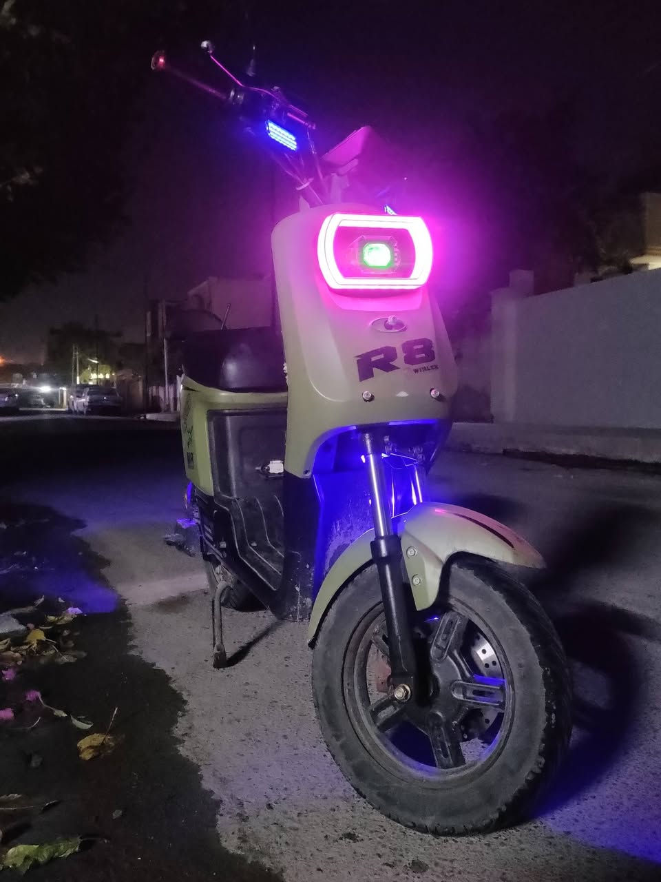 السلام عليكم ورحمة الله وبركاته اخوان دراجه شحنR8/Korea  Mr مستعمل  فترة 4 أشهر الماطور بي  شويه شخط حيل قليل بالدرع وبس وموصفاته 5 بطاريات  صغار  من شركة  العالمية  ونلي الوحدة22 امبير والملف1500واط وسرعه بالكيج 109حقيقي 60 65 مع الوزن ولايت عالي  زينون ورماش و2 دبلات خلفيه غاز و2اماميه دهن ونضام البارك ونضام R رجوع اله الخلف ومنفذ شحن USP ودراجه 4 سرعه وبريكات هايدروليك دهن ابو الديسكات  الثكيلة يجي وي  شاحنته  الاصلية من شركة  ونلي ويجي  سويج وبصمة السعر  عل خاص او واتساب
***********
