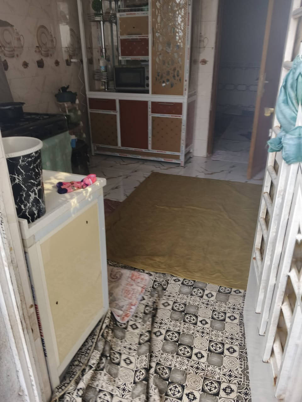 سلام عليكم  بيته  150 متره مشتمل بحي خضير   مضيف6/3 بتلاثه  مطبخ 4/4  هول 5/4  قرفه 5/4 قرفه وحده***********.     /  ***********. الاستفسار
