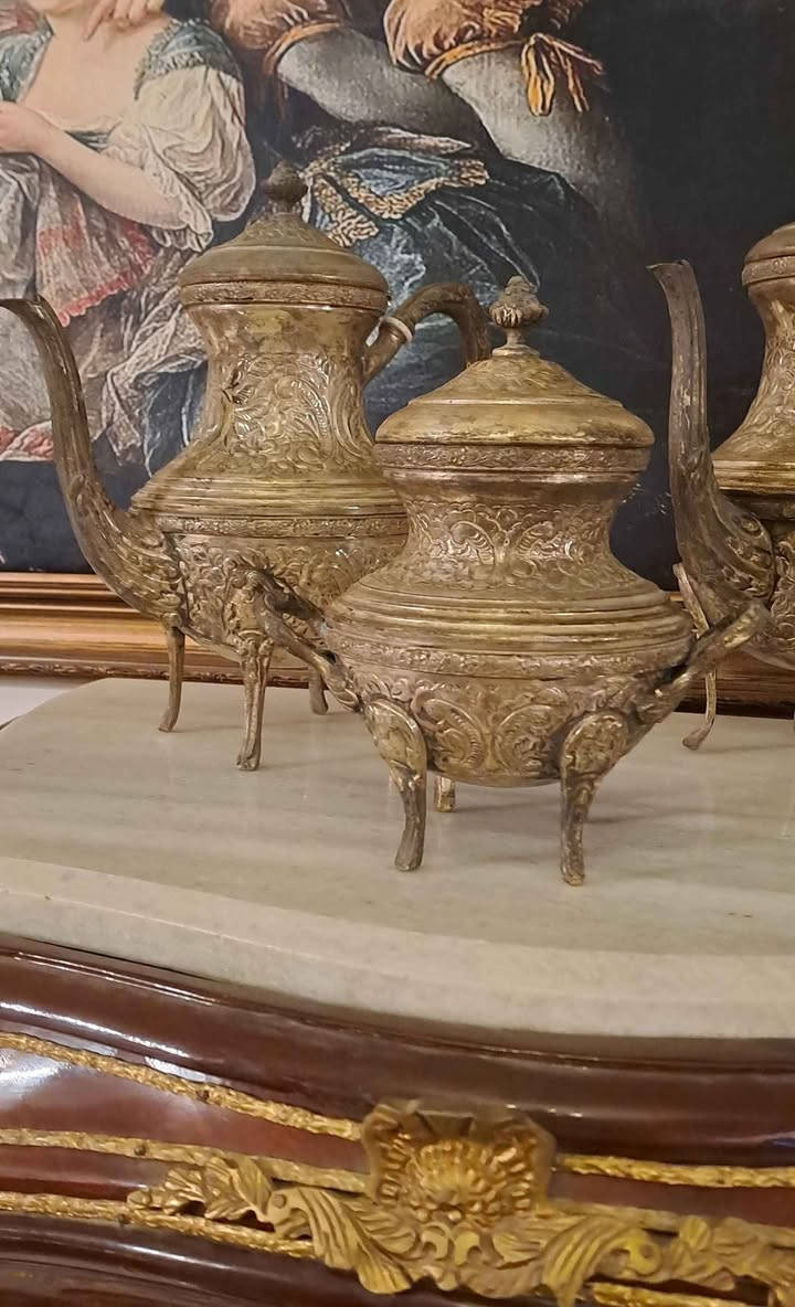 طقم أنتيك قديم جدا بحاله فوق فوق الممتازه يظهر فقط عليه علامات الجنزره بتاعه النحاس لأنه نحاس مطلى فضه محمل لا يوجد به اى ديفوهات او فعص او لحامات او اى شئ بحاله الزيرو رغم العمر الكبير اتنين براد ولبانه وسكريه للبيوت العريقه قطعه متحفيه تستحق الاقتناء للتواصل موبيل وواتساب ٠١٠٢٣٣٤٢٢٣٣ القاهرة, مصر


**إذا كنت صاحب هذا الإعلان وتريد حذفه لأي سبب، رجاءا أرسل رسالة إلى الدعم الفني**