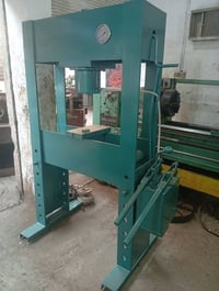 بريس 40 طن جديد حديد ثقيل للبيع للاستفسار الاتصال بالرقم 07805083629