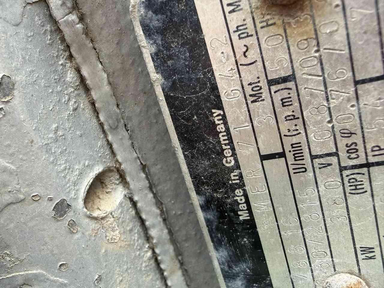 مكينه سوفت كاتابريغا شغاله كامله تبريد هواء تبريد بالاحواض بيها مشكله بالكهربائيات بسيطه 
وبستره ماعرف ما رابطها لين تبريد ماء ف ما مشغلها قديمه استخدم بس الماطور مال الخبط شغال الاماني 
ما متواجد عل فيس خابر او واتساب وبيك خير وتدلل 
واتساب ***********
***********
