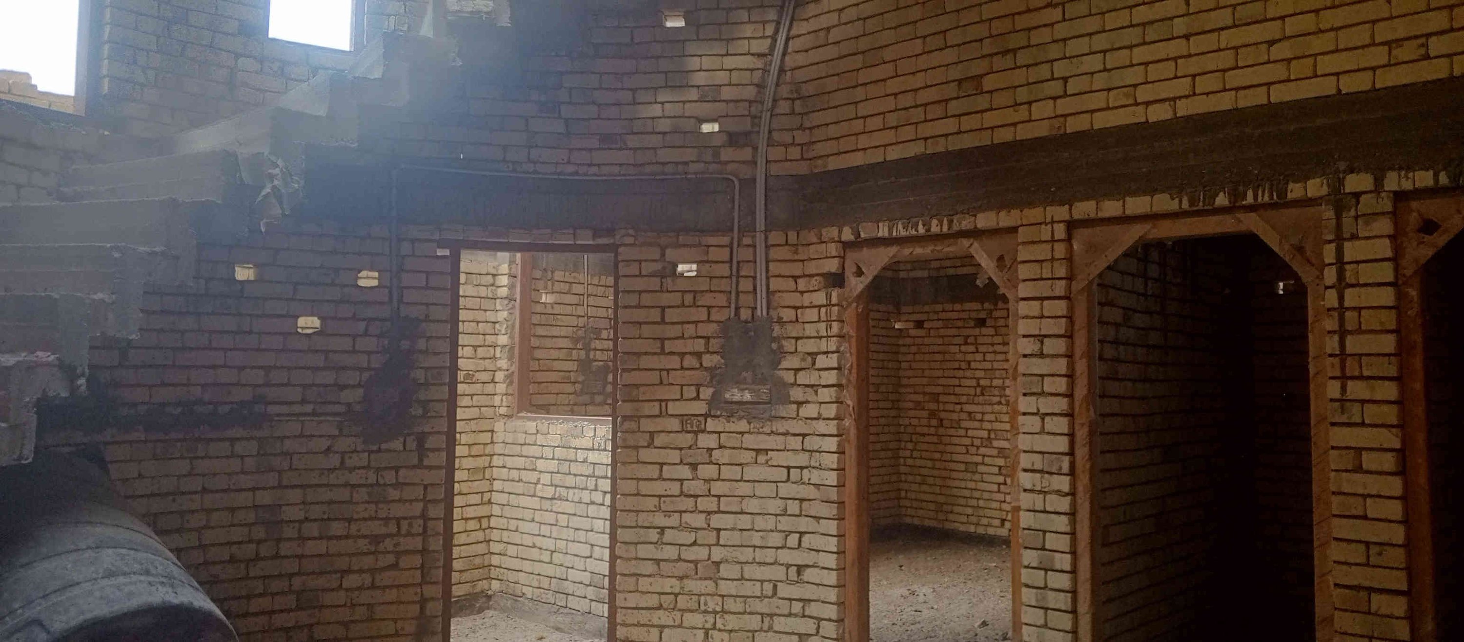 سلام عليكم بناء هيكل درجة اولى سعر 190 ألف لمتر لواحدنقدٱ بناء 
بناء هيكل درجه اولى ( أو تسليم مفتاح حسب الإتفاق)
طابوق طيب تفاصيل العمل 

ث نقوم بعمل الأساس تسليح الجسور بالحديد  درجه اولى ١٦ ملم وثم نقوم بعمل القالب الخشب وصب الأساس بالاسمنت المقاوم للاملاح

ارتفاع الأساس ٤٠ سم والعرض 60سم كذلك رش الأساس بالماء Ro‏ ج- نقوم ببناء البتلو بطابوك العماره طيب مع الوزن والقياسات وصب الكوبلن ولبخ وصبغ بماده البرايمر مانع رطوبة والاملاح وبعدها دفن

دفن لبتلو بلسبيس  مع رش الماء المستمر ح البناء فوق البتلو مع تثبيت اطارات الخشب وفريم الحديد خ نقوم بعمل الرباط القالب وتسليح الإيراني ۱۲ ملم وصب بالاسمنت العادي

د البناء فوق رباط حتى يكون ارتفاع البيت من الداخل ٣,٥٠م

نقوم بعمل القالب سقف مع تأسيس شبكه الكهربائية وتسليح بالحديد  درجه اولی ۱۲ ملم + جسور مخفيه عندا الحاجه + درج دائري

صب بالخباطه وبعدها رش بالماء لمده اربعه ايام

ر بناء ستاره بارتفاع 1/60وصب كوبلن فوق ستاره وبناء بيتونه مع تسليح وصب السقف

ز بناء الجدران الخارجية والحمام الخارجي والخزينة رئيسية وصب دنك لباب الرئيس   افضل المميزات لدينا اتصل فقط  *********** متوفر واتساب 
،
