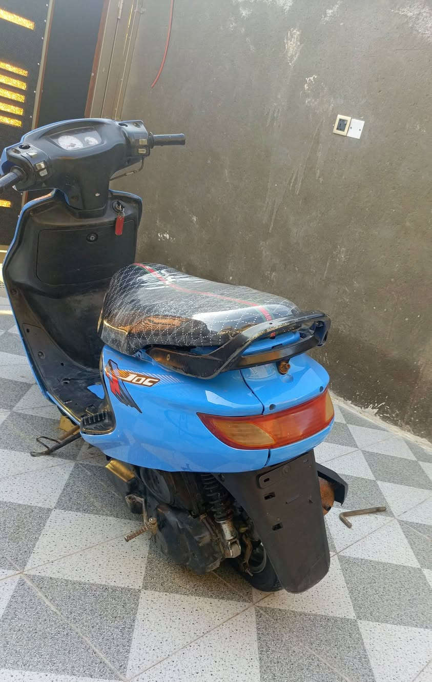 سلام عليكم للبيع دراجة فراشة دراجة كلهة شغالة نكرة سلف لايت عالي وناصي وشاير وبك لايت ودشبول ومكينة خير من الله ما مفتوحة تايرات مال بالة دراجة صارلهة شهرين من طلعتهة من البالة. السعر 350وبيهة مجال بيع مستعجل..     المكان رميثة رقم الهاتف ***********
