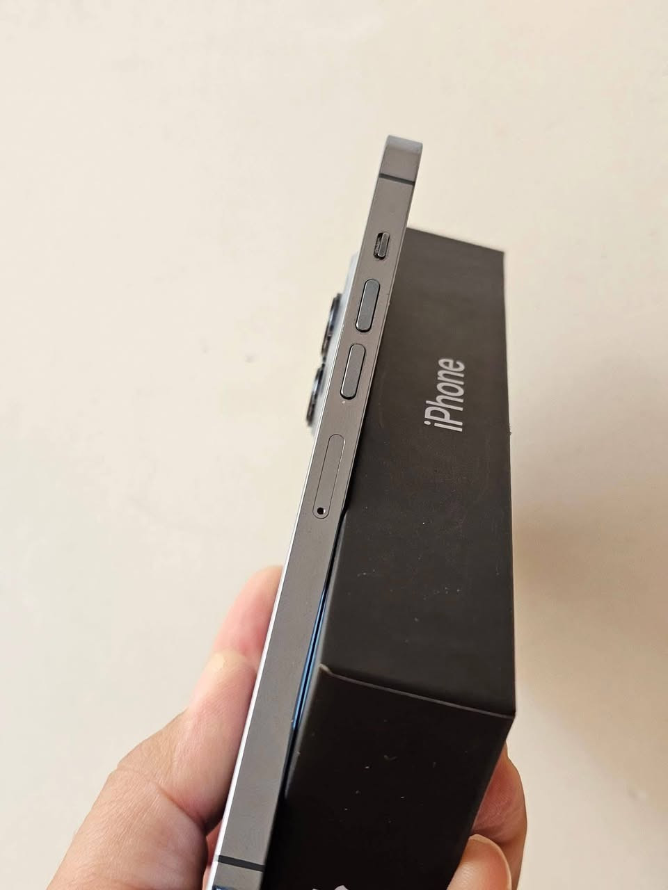 ايفون ١٣ برو ماكس
لون بحري
نموذج M
ذاكرة ٢٥٦
بطارية 89 اصليه من شركه ابل 
واتر بروف
جهاز بلادي ومكفول من كلشي
ملحقات الجهاز باكيت +لاسق مضلل اصلي
عنواني الرمادي 
التواصل عالخاص
او عالرقم 
***********
