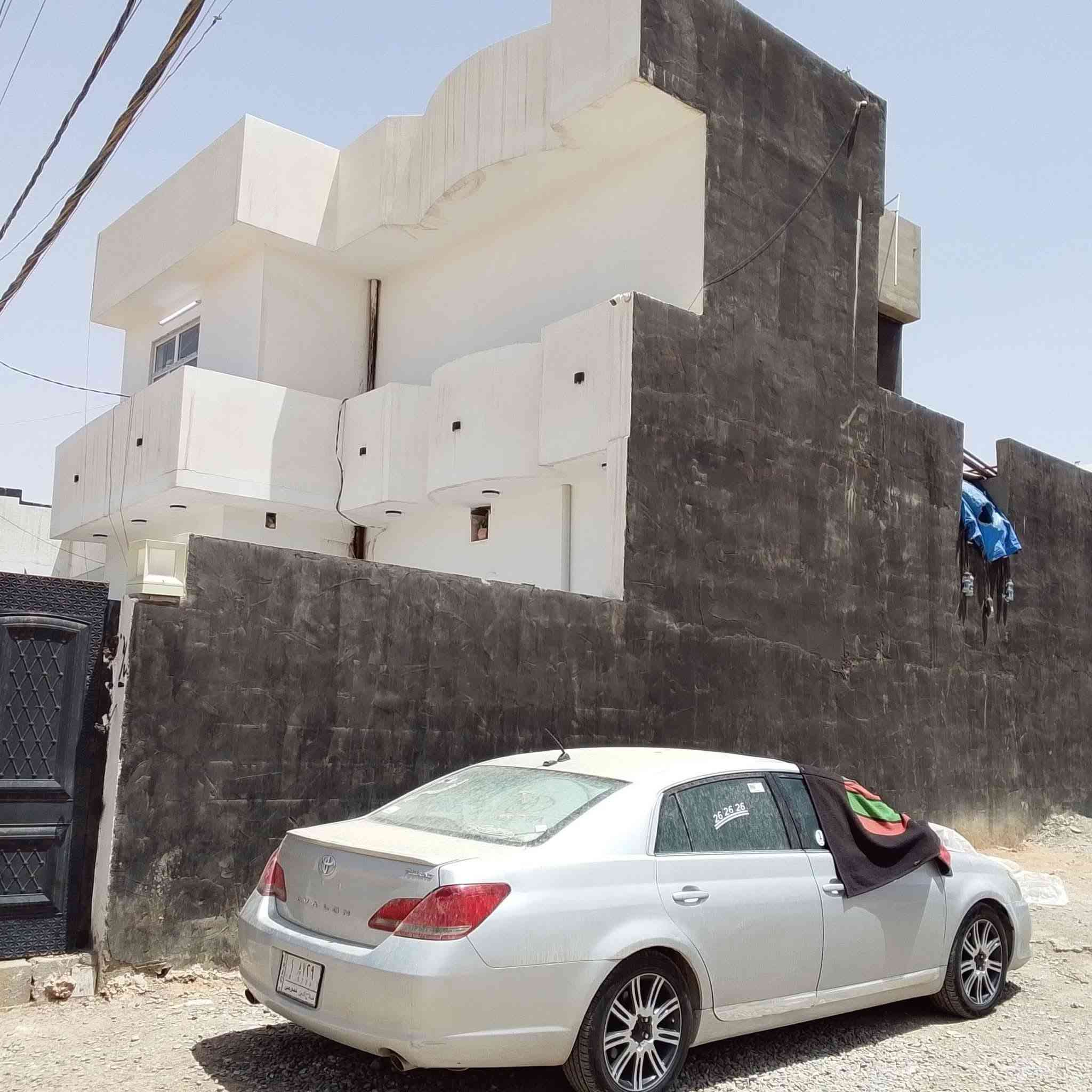 السلام عليكم بيت للبيع طابقين المساحه 150متر فول بناء حديث فول سيراميك فول سقف ثانوي فول البيض اربعه غرف نوم البيت جاهز خدمات كهرباء وماي قرب الشارع سايدين كوباني السعر75 بيها مجال للطيبين 
***********///***********
