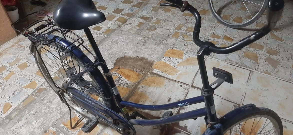 السلام عليكم عندي هذا البايسكل للبيع السعر ٢٥ قفل نضيف كل عيب مابي ومستعجل عل البيعه مالته اتصل عل هذني الأرقام ***********
***********
