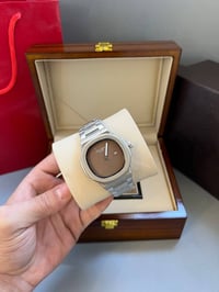 باتيك فيليب • طافي • تقويم شهري