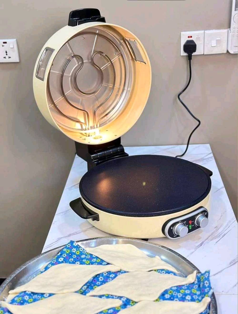 توفر من جديد تنور كهربائي ( خبازة ) لصنع ( الخبز العربي + بيتزا + اللحم بعجين ) خلال ٥ دقايق 🔥
                   
من ماركة 🇩🇪🇩🇪🇩🇪POWERMAXX3🇩🇪🇩🇪🇩🇪 الالمانية 

1️⃣ قياس 40 سم حقيقي 💯 الحجم الكبير 
2️⃣ تأتي بقوة 2200 واط 🔌
3️⃣ تحتوي ع تايمر ( مؤقت ) 
4️⃣ هيترات ستانلس ستيل اعلى + اسفل بدرجة حرارة تصل لل 240  درجة 💪🏻🔆
5️⃣ صينية الخبز من كرانيت أسود المانع للألتساق وسهل التنظيف 🧽 
6️⃣تحكم منفصل ( يعني نكدر نشغل الهيتر الاعلى والاسفل بشكل منفصل او مع بعض ) 😍🔥
7️⃣تحتوي ع انارة بالداخل 💡
8️⃣ تحتوي على 2 شباك لرؤيه ومراقبه عمليه الشوي 🔥

للحجز والأستفسار مراسلتنا 📩📨 
او الاتصال ***********
التوصيل لجميع المحافظات 🇮🇶🚚 

