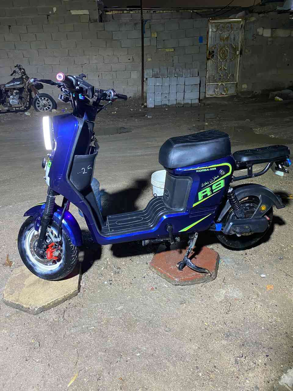 سلام عليكم 
دراجه R9 موديل 2025
لون نيلي 
دارجه نضيفهه 
بطاريات ونلي 32:5 أمبير 
الدراجه كفاله كهربائيات شغاله
غراضها كامله ( سله -تجوه ضهر -زنجيل -مرايات )
السعر 380 وبيها مجال 
للبيع او مراوس شعندك نزل مكاني بصره قبله حي المهندسين  ***********
