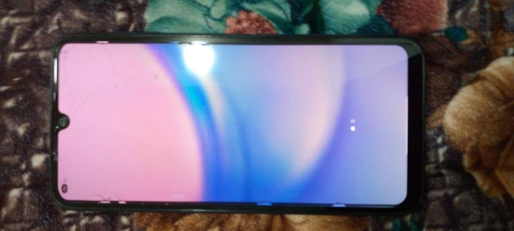 كلكسي A16
ذاكره. 128 
مابي اي شي شغال
السعر. 100 قفل 
الرقم. ***********
