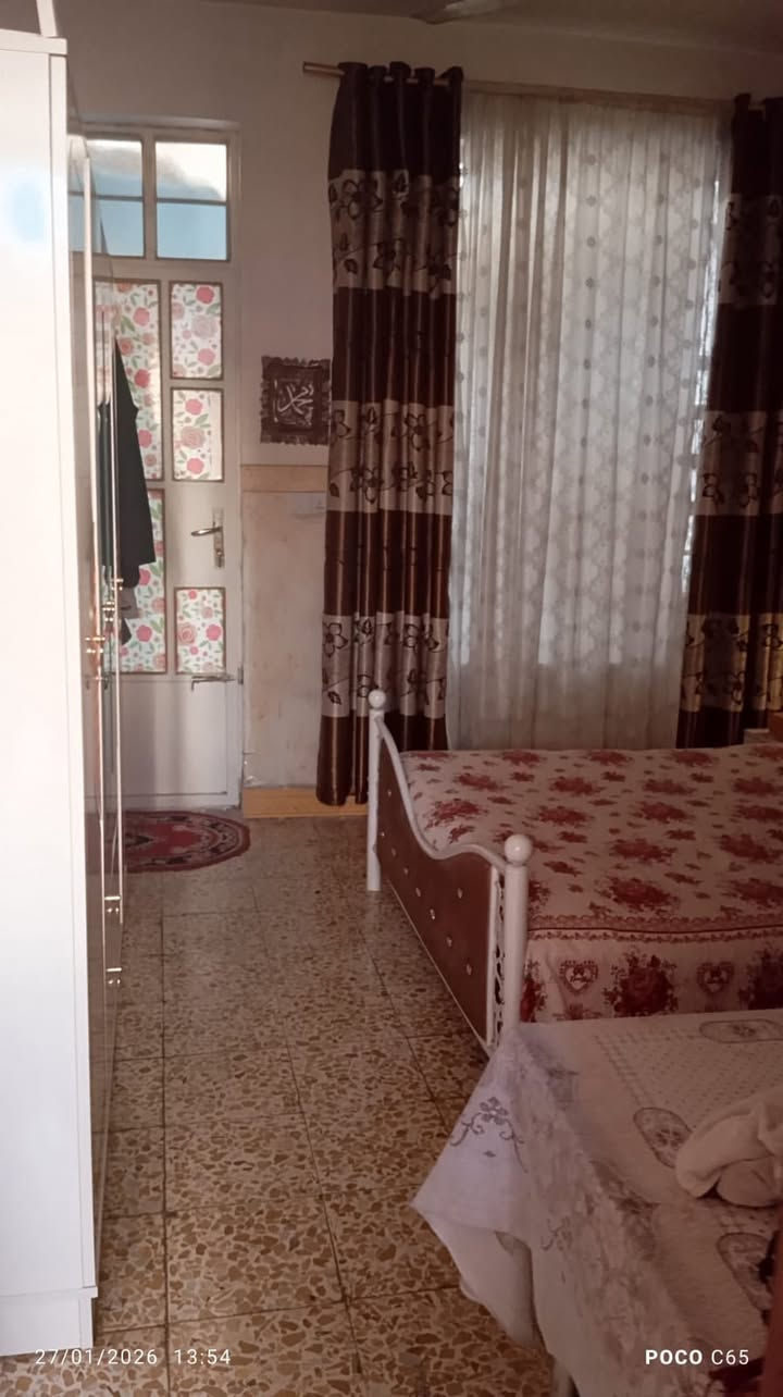بيت مساحه 75 متر طابو ملك صرف 
غرفتين صاله واستقبال وصحيات 
طابق ونص سعره بلاش كلش مناسب 
***********حسين
***********حيدر
موقعه قضاء الراشديه منطقه لانتصار
