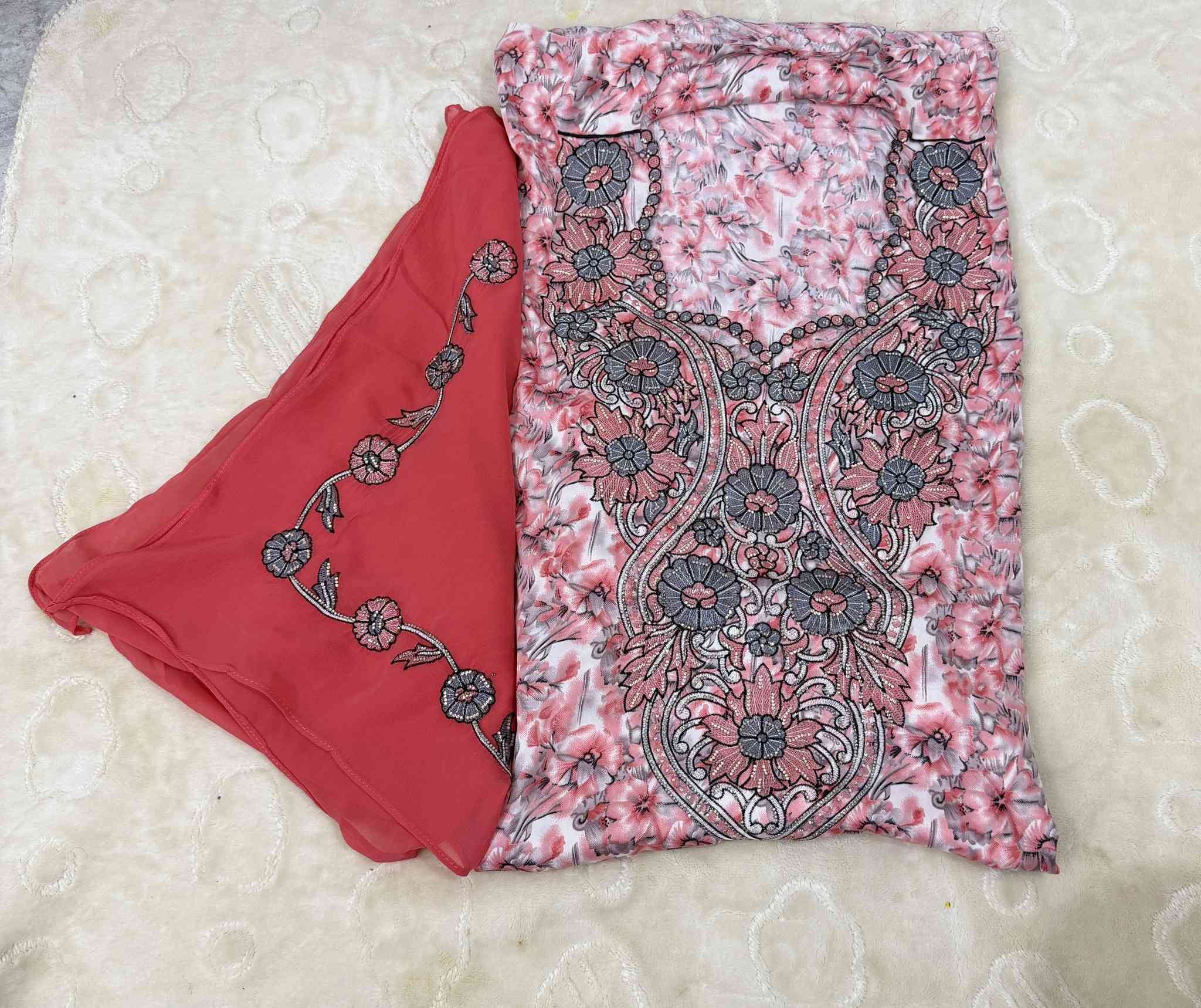 السلام عليكم 
مخاور امارتيه مع شال كوالتي جداً ممتاز  جميع الموديلات 
يتوفر توصيل   
للتواصل(***********)
