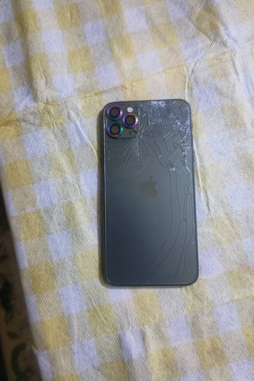 11برو ماكس جهاز على وضع شركه كارتون وكيبل شحن ويا كسر فقط الضهر وشامه زغيره بشاشه 250 قفل وين مايعجبك افحص ***********
