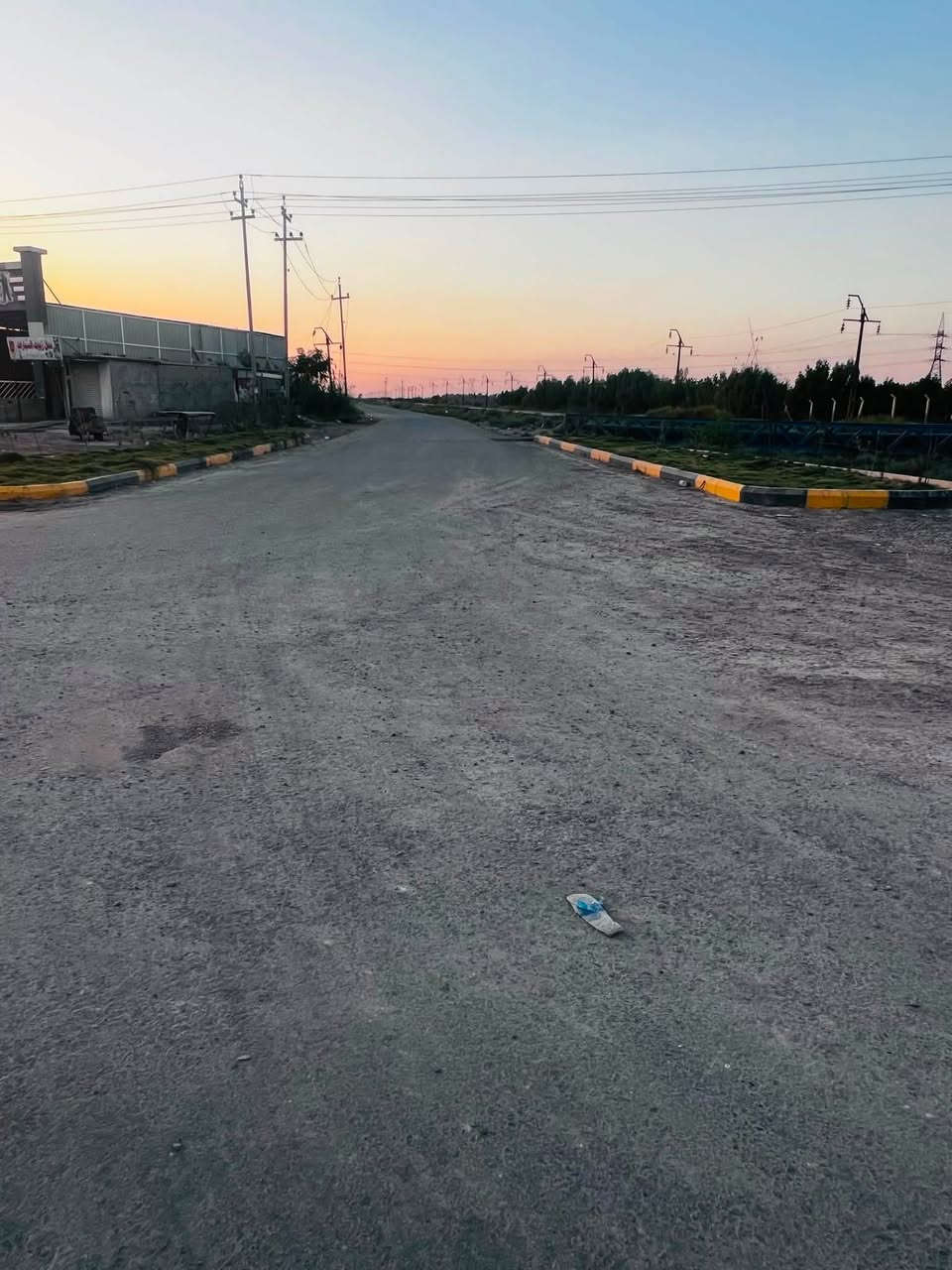 للبيــــــع ( بيع مستعجل )
8 دونم طابو زراعي سند 25 البيع شلع وغير قابلة للتقسيم تصلح للسكن والاستثمار

 

تحتوي على بيت سكن 250م² و حقل مواشي مع ٥٠ نخلة تمر مثمرة ومتنوعة الاصناف 

الموقع: واسط - العزيزية - اسواق كلنا العراق

خلف معارض السيارات  كما موضح بالخريطة

تبعد 400 متر عن الشارع العام 10 دقائق توصل لوسط العزيزية

الواجهة: 230 متر

الخدمات: تبليط واصل + ماء اسالة + كهرباء 3 فيز + مضخة ماء كهربائية مجازة

السعر: 750 مليون

مجال للمساومة البسيطة للجادين فقط

تنويه: المعاينة الميدانية ضرورية للجادين بالشراء. وهي التي تبين حقيقة الارض 

للاستفسار***********
