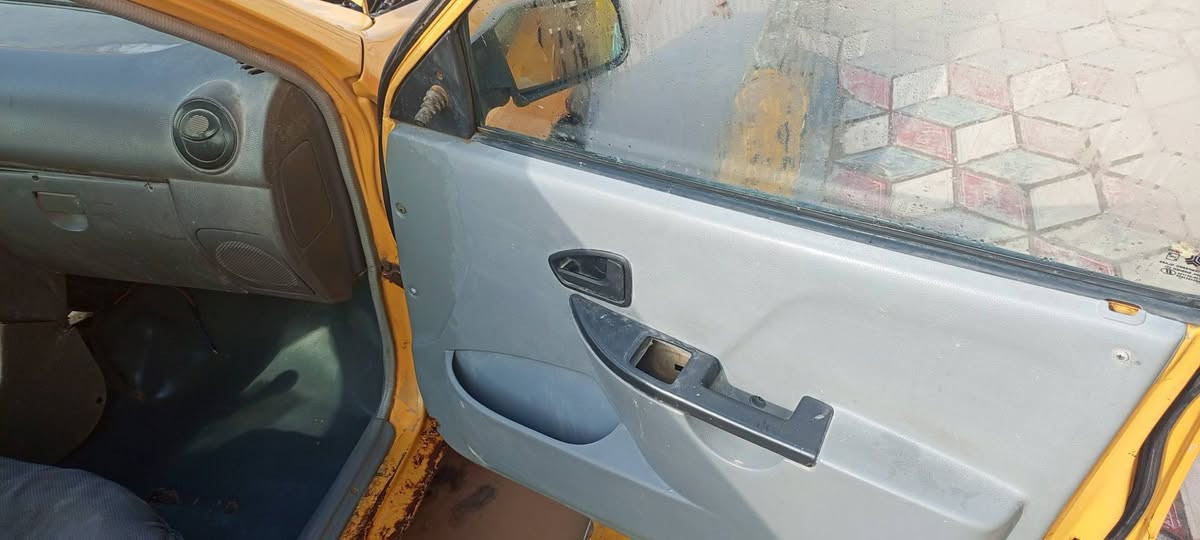 السلام عليكم سياره للبيع سايبه 

١٢رقم احمر كير ومحرك انظاف  باتري جديد كهربائيات شغاله حداديه ممتازه تا يرات جدد راعيه بالسدير عند البوخنيفس فقط بيه جاملخ تعبان مو ضربه بس بيه شك بكتر السائق غرفه حلوه سنويه منتهيه غرامات مااعرف شكد اعتقد عليه ٤٠٠الف السعر ١١ورقه الاتصال ***********عنواني الحمزة الشرقي
