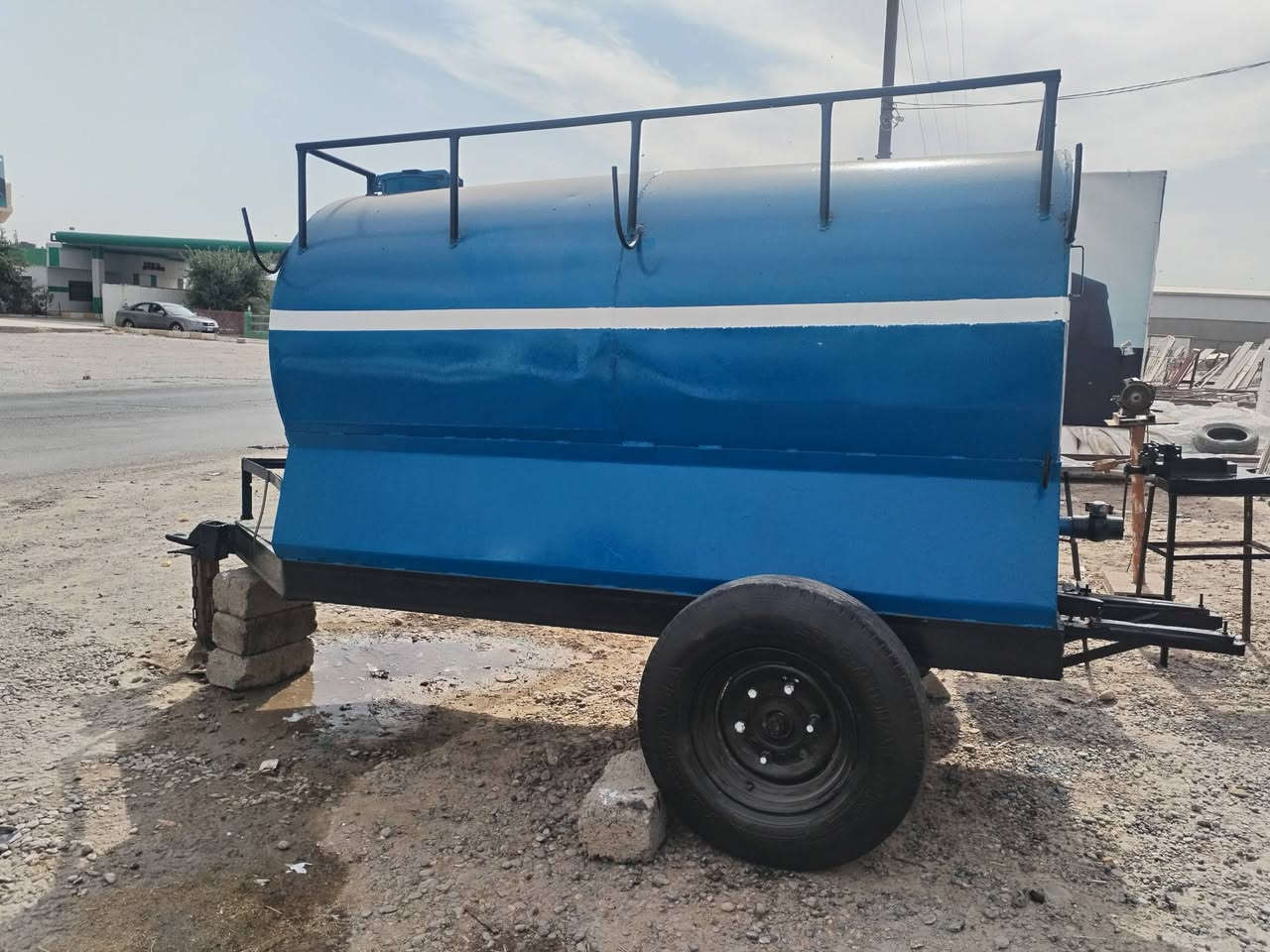 السلام عليكم مقطوره للبيع نضافه فول مصبوغه كامله رقم الهاتف *********** //***********
