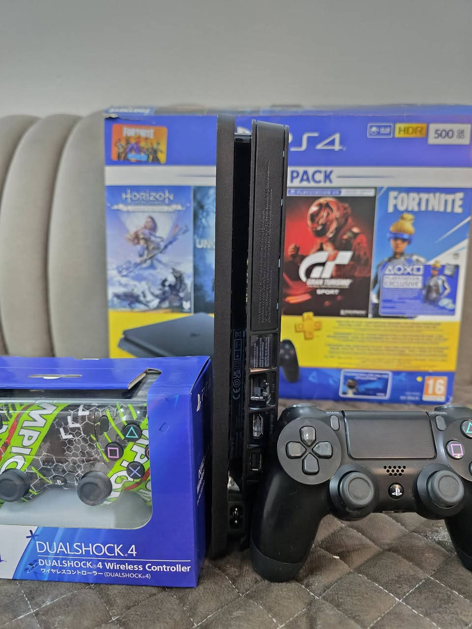 بلي فور سلم مهكر مامفتوح لوك ستيكر حيل حيل نظيف بعده جديد مع كارتون  يحتوي على 9العاب قويه ومكتبة العاب اي لعبه تنزله مجانا ويحتوي على 2جوستك واحد بلادي واحد جديد مامستخدم وغراضه كله بلادي شرط الفحص والضمان  السعر 270 وبي مجال للطيبين توصيل جميع المحافظات متوفر ***********
